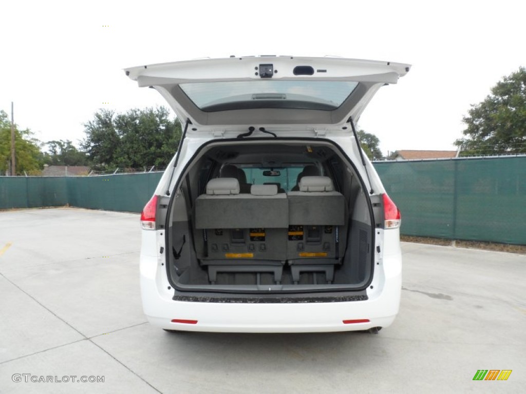 2011 Sienna LE - Super White / Light Gray photo #19