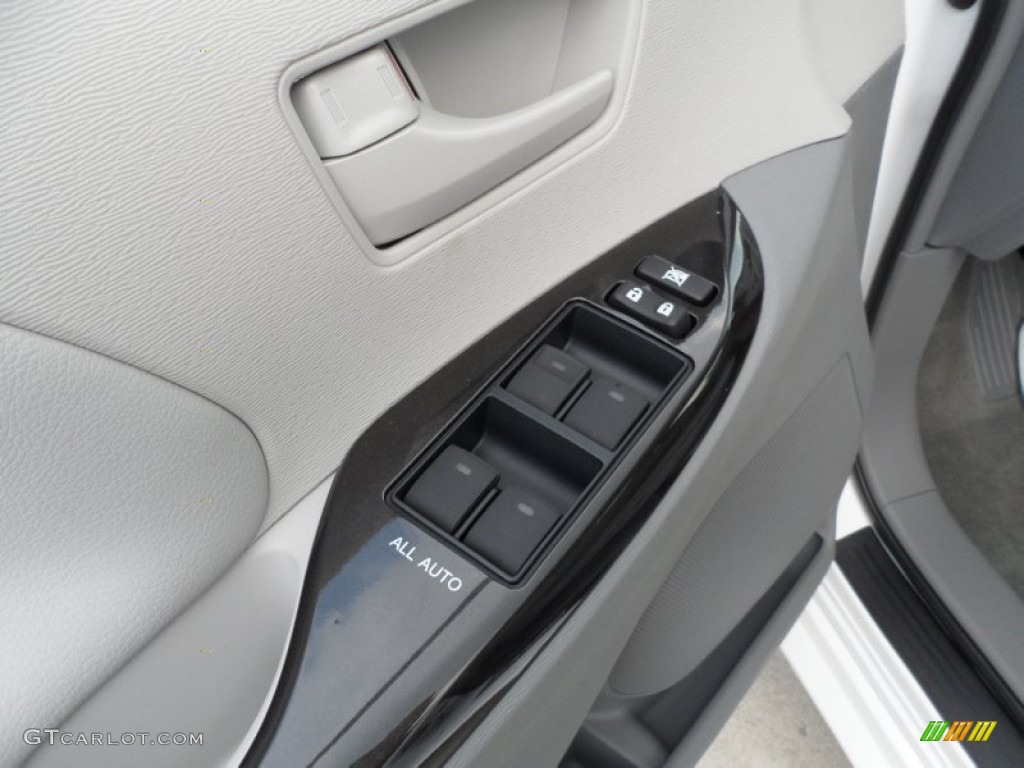 2011 Sienna LE - Super White / Light Gray photo #26