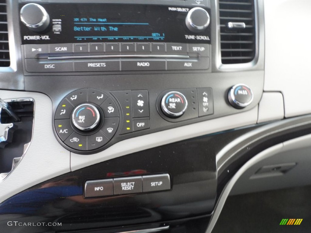2011 Sienna LE - Super White / Light Gray photo #33