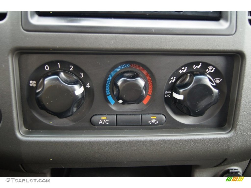 2005 Nissan Frontier SE King Cab Controls Photo #53638824