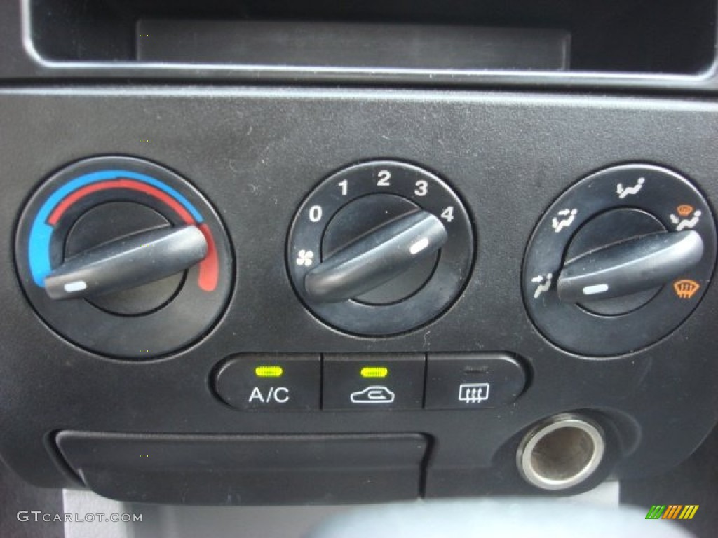 2004 Kia Rio Sedan Controls Photos