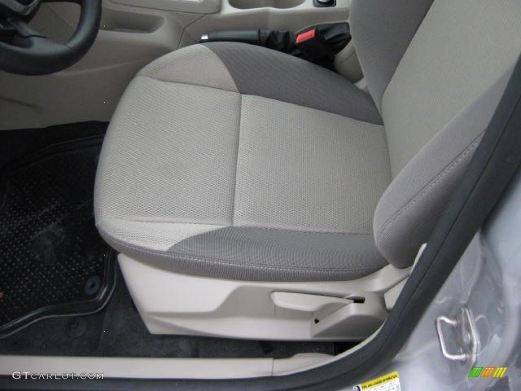 2012 Focus SE Sedan - Ingot Silver Metallic / Stone photo #12