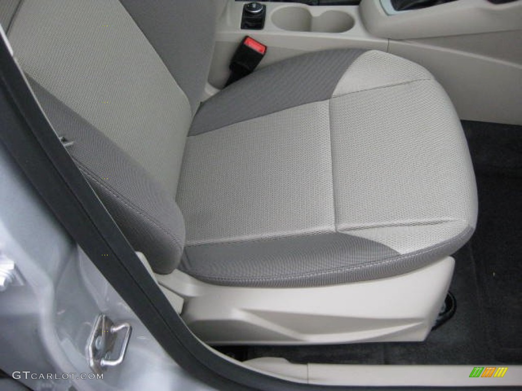 2012 Focus SE Sedan - Ingot Silver Metallic / Stone photo #18