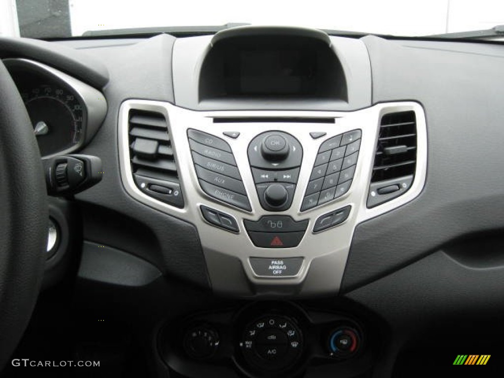 2012 Ford Fiesta SE Hatchback Controls Photo #53650288