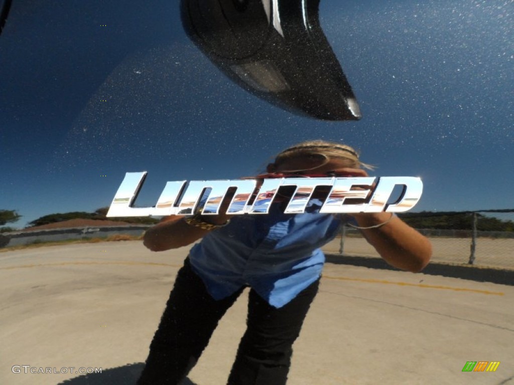 2012 Toyota Highlander Limited Marks and Logos Photos