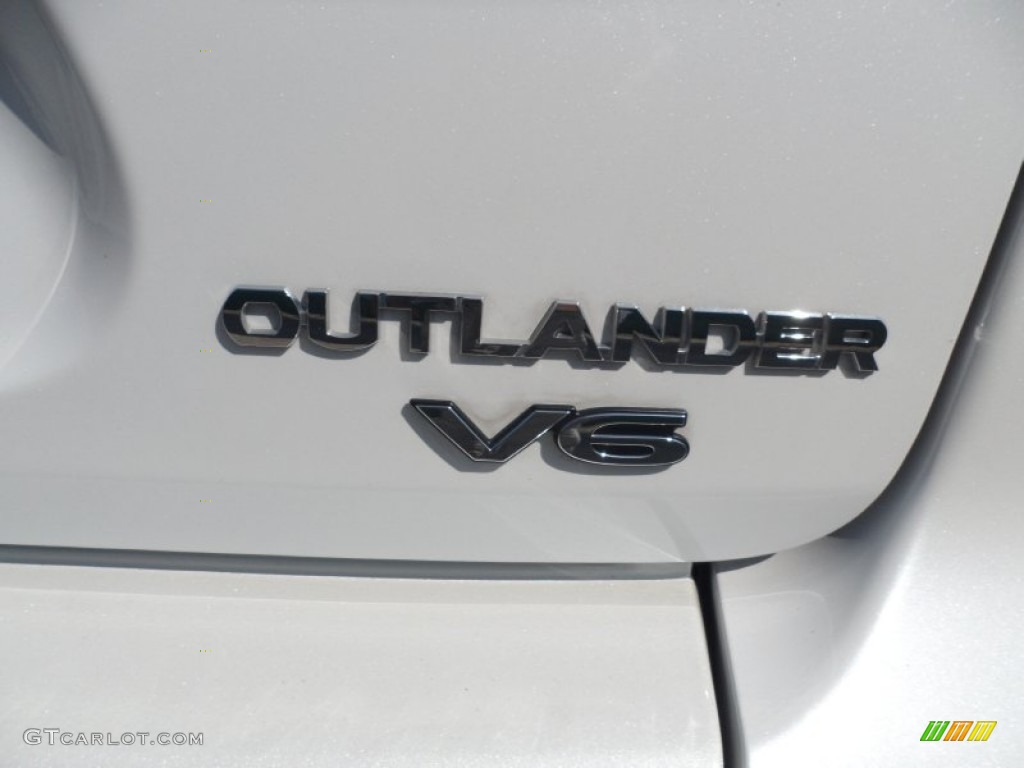 2010 Mitsubishi Outlander XLS Marks and Logos Photos