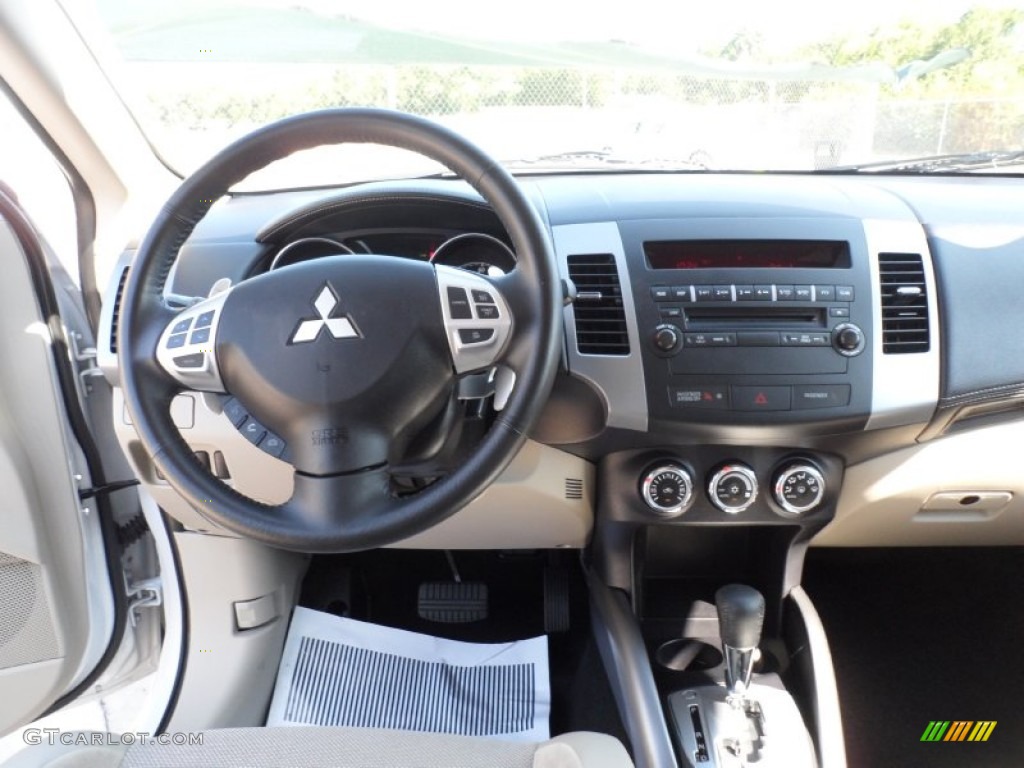 2010 Mitsubishi Outlander XLS Dashboard Photos