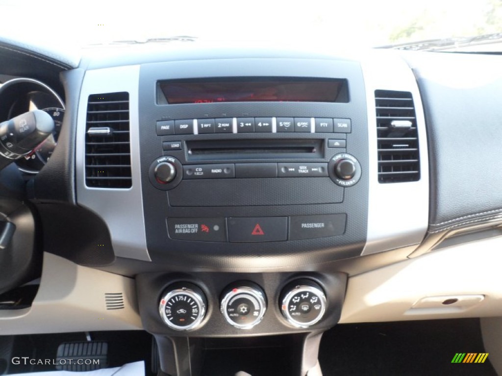 2010 Mitsubishi Outlander XLS Controls Photos