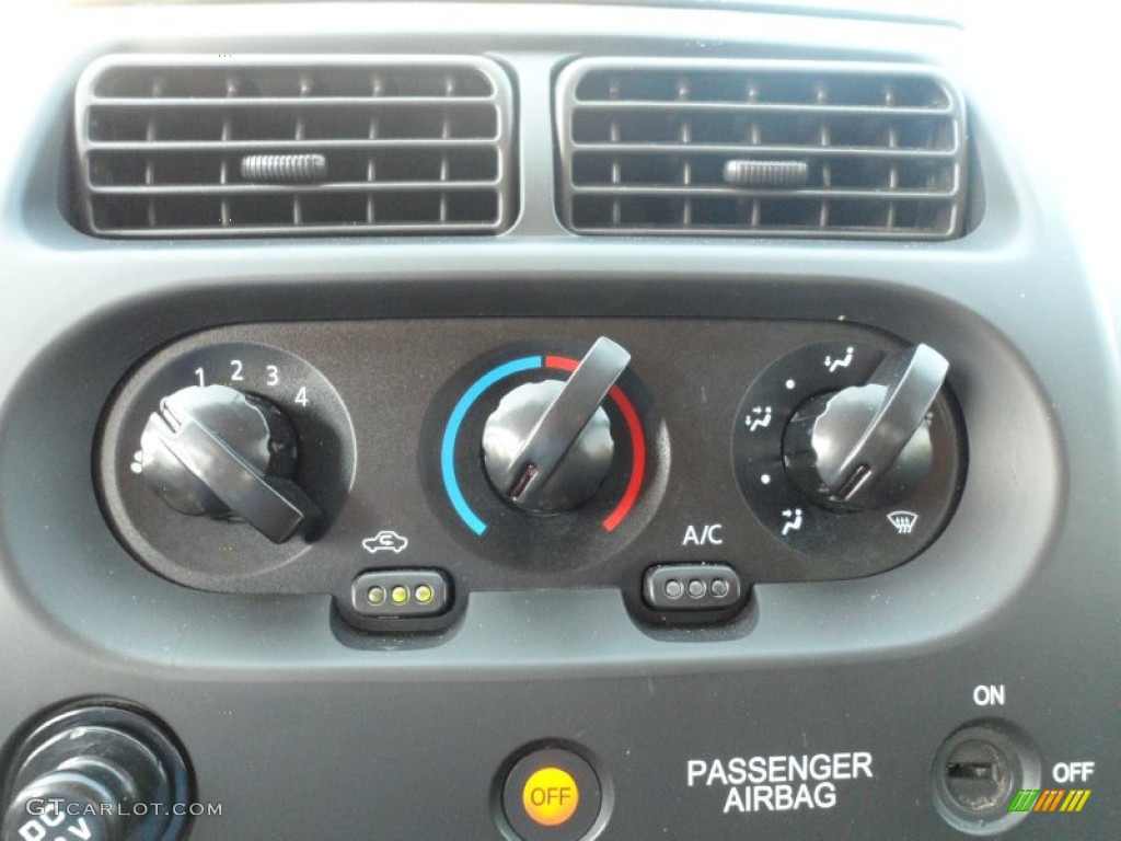 2003 Nissan Frontier King Cab Controls Photo #53661314