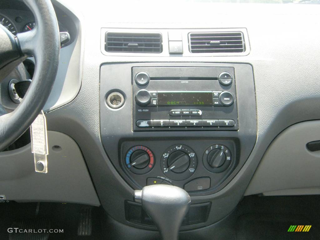 2005 Focus ZX4 SE Sedan - CD Silver Metallic / Dark Flint/Light Flint photo #18