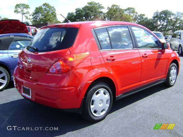 2009 Versa 1.8 S Hatchback - Red Alert / Charcoal photo #5