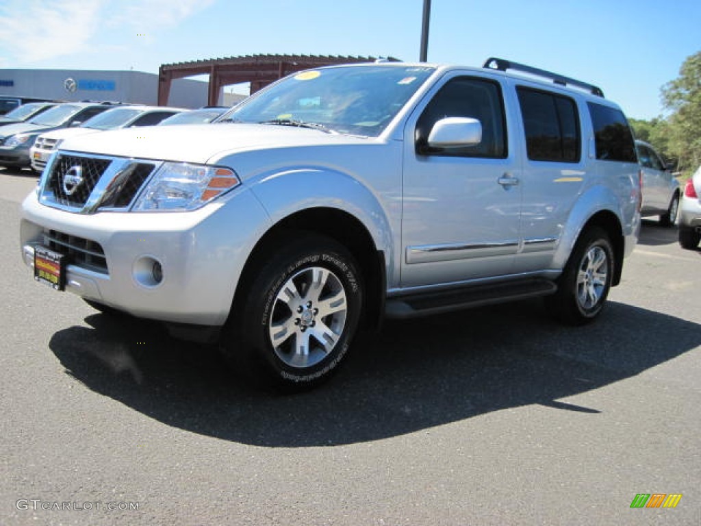 Silver Lightning Nissan Pathfinder