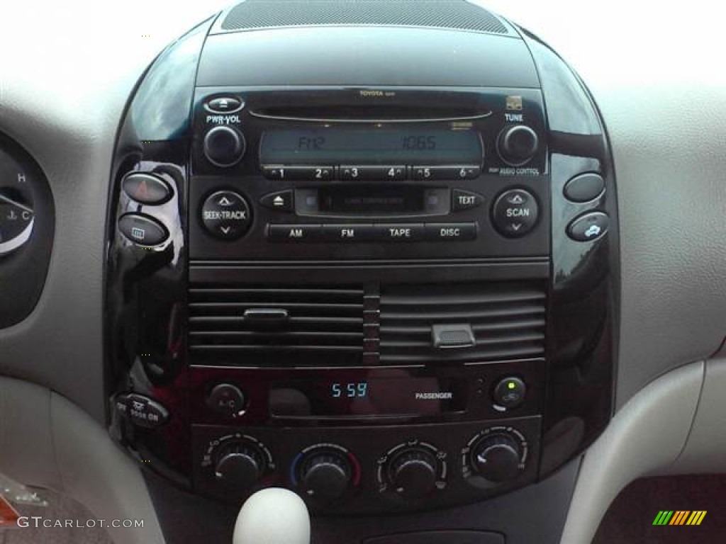 2004 Toyota Sienna LE AWD Controls Photos