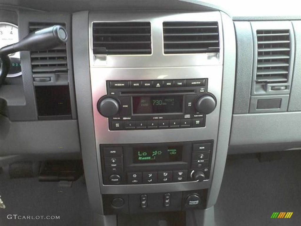 2004 Dodge Durango Limited Audio System Photo #53690043