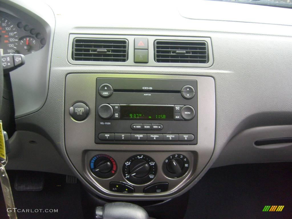 2005 Focus ZX4 SES Sedan - Light Tundra Metallic / Dark Flint/Light Flint photo #21