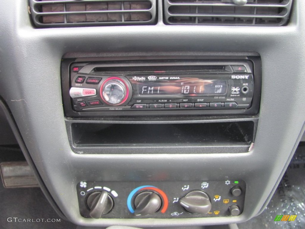 2004 Chevrolet Cavalier LS Coupe Audio System Photos