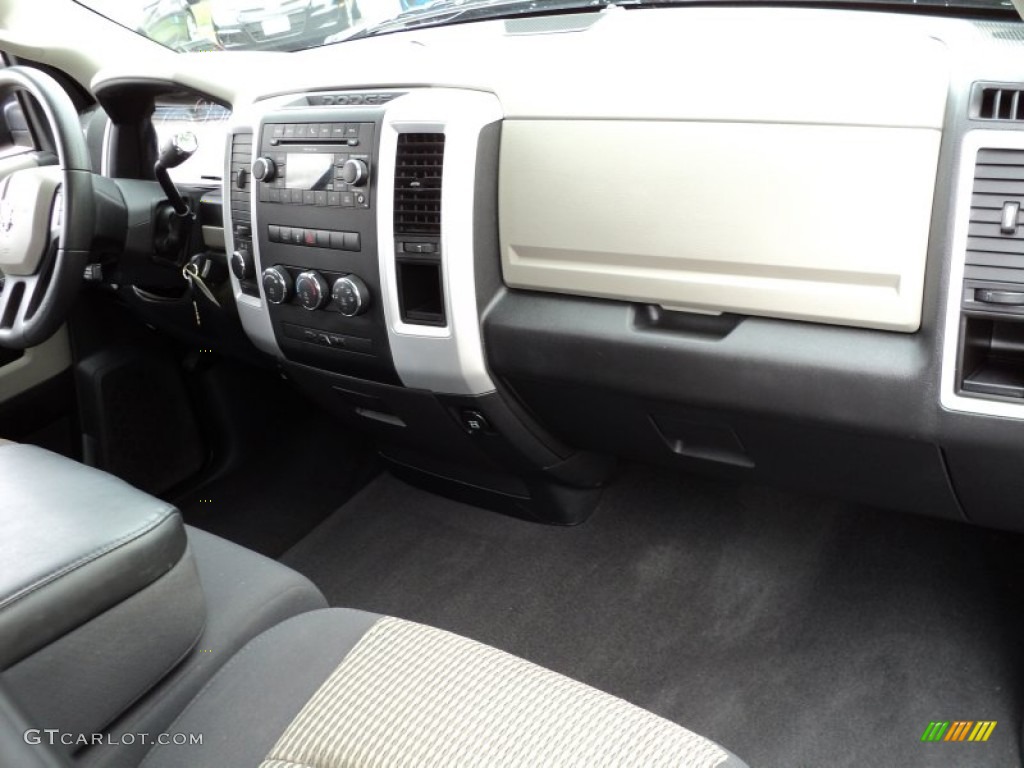 2011 Ram 1500 SLT Quad Cab 4x4 - Brilliant Black Crystal Pearl / Dark Slate Gray/Medium Graystone photo #28