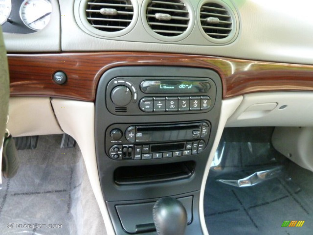 2002 Chrysler Concorde Limited Controls Photo #53740668