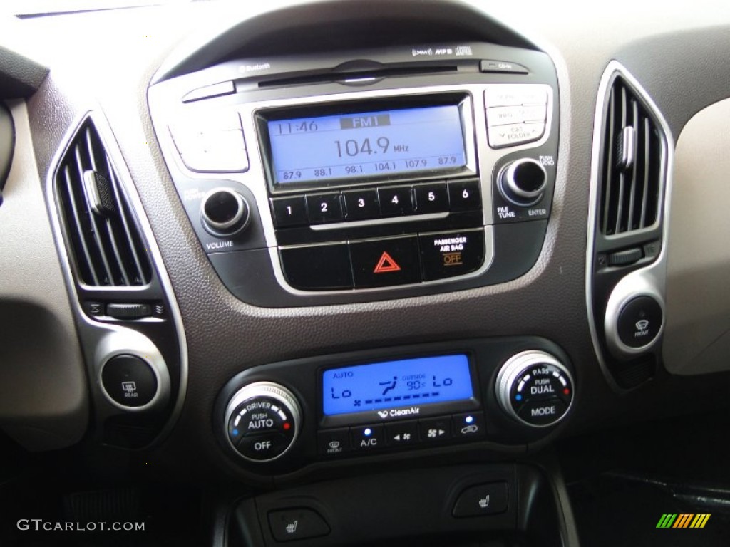 2010 Hyundai Tucson Limited Controls Photo #53756293
