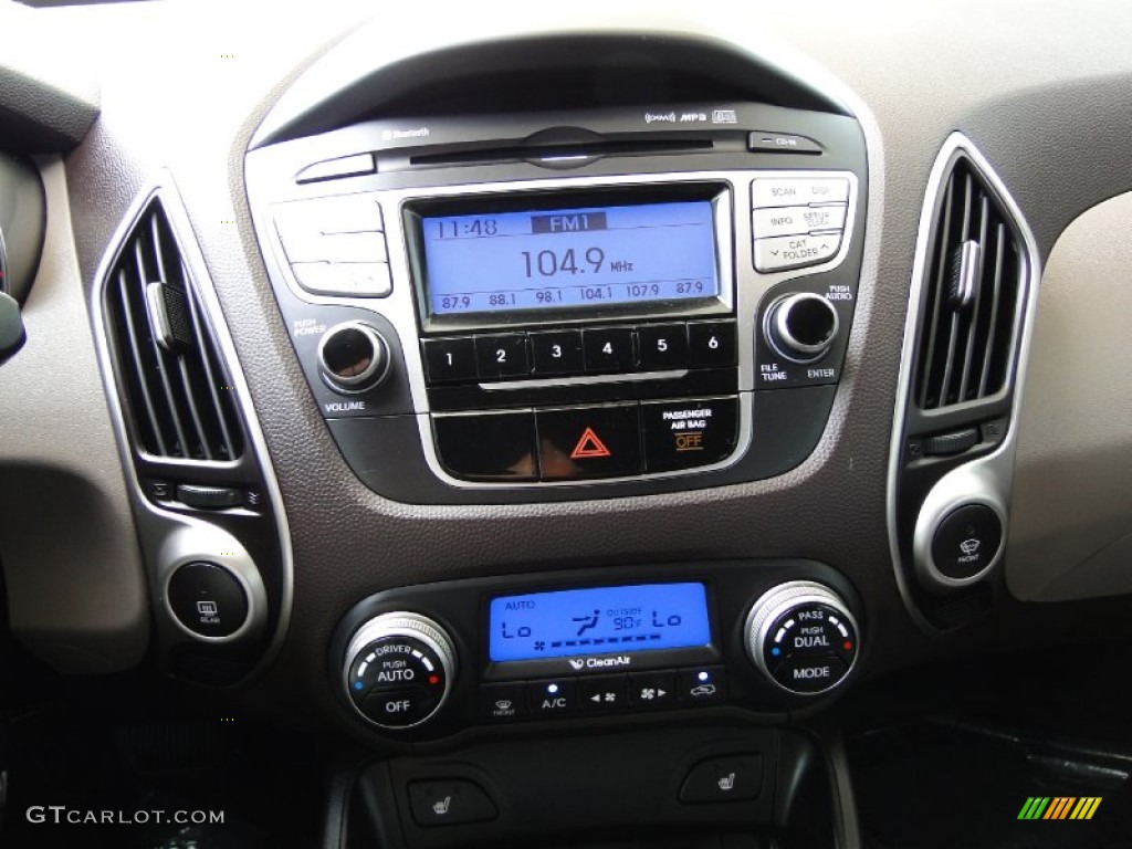 2010 Hyundai Tucson Limited Controls Photo #53756300