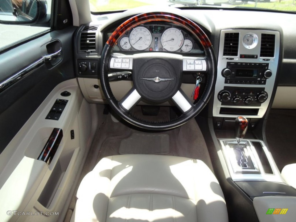 2006 Chrysler 300 C HEMI AWD Steering Wheel Photos