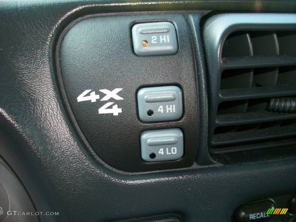 1999 Chevrolet S10 LS Extended Cab 4x4 Controls Photos