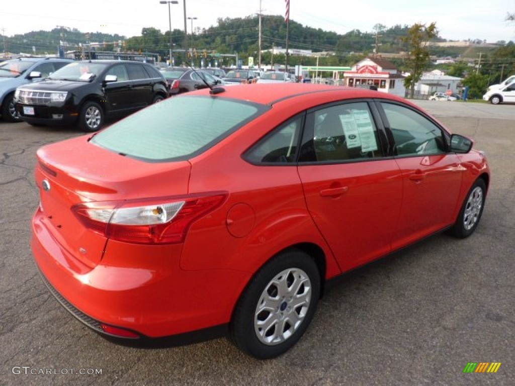 2012 Focus SE Sedan - Race Red / Stone photo #4