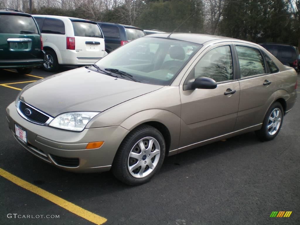 2005 Focus ZX4 SE Sedan - Arizona Beige Metallic / Dark Pebble/Light Pebble photo #1