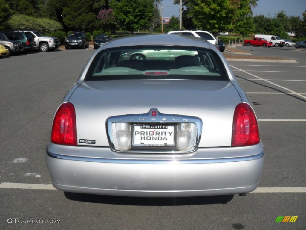 2000 Town Car Executive - Silver Frost Metallic / Light Graphite photo #3