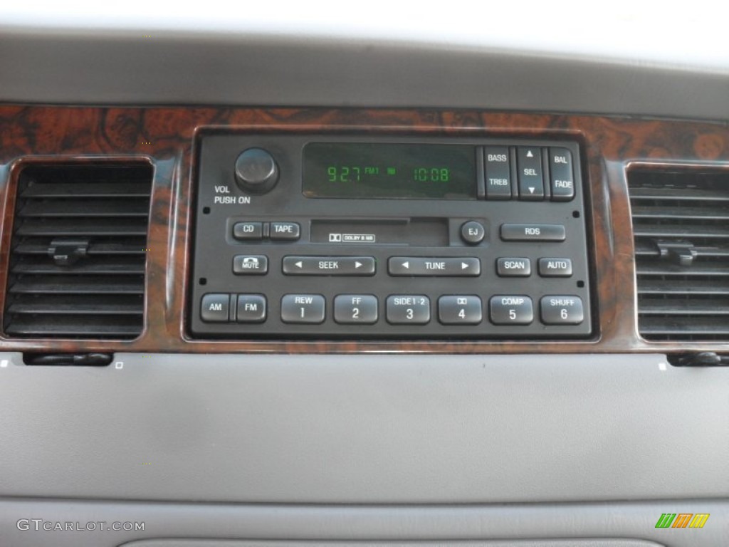 2000 Lincoln Town Car Executive Audio System Photo #53791195