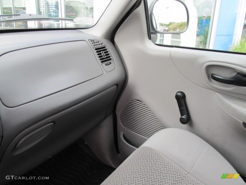 2002 F150 XL Regular Cab - Oxford White / Medium Parchment photo #17