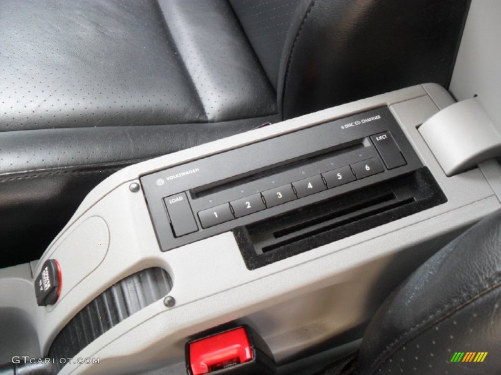 2003 Volkswagen New Beetle GLX 1.8T Coupe Controls Photo #53793613