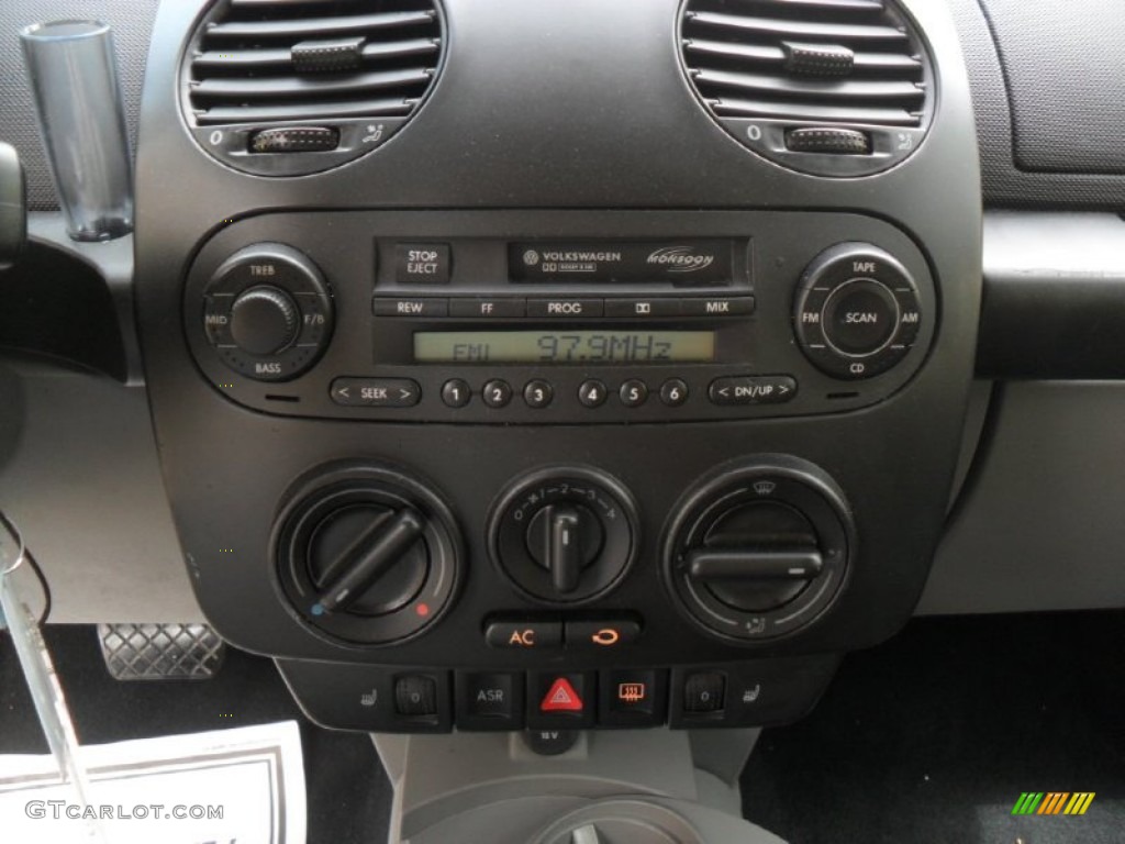 2003 Volkswagen New Beetle GLX 1.8T Coupe Audio System Photo #53793643