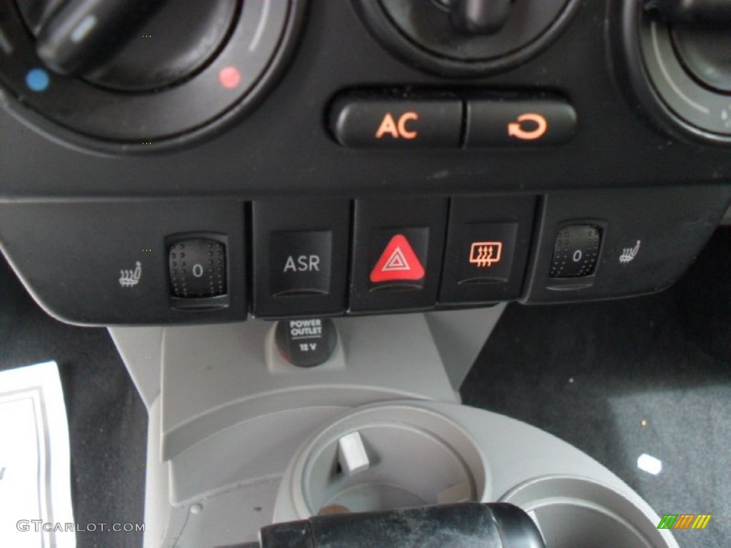 2003 Volkswagen New Beetle GLX 1.8T Coupe Controls Photo #53793652