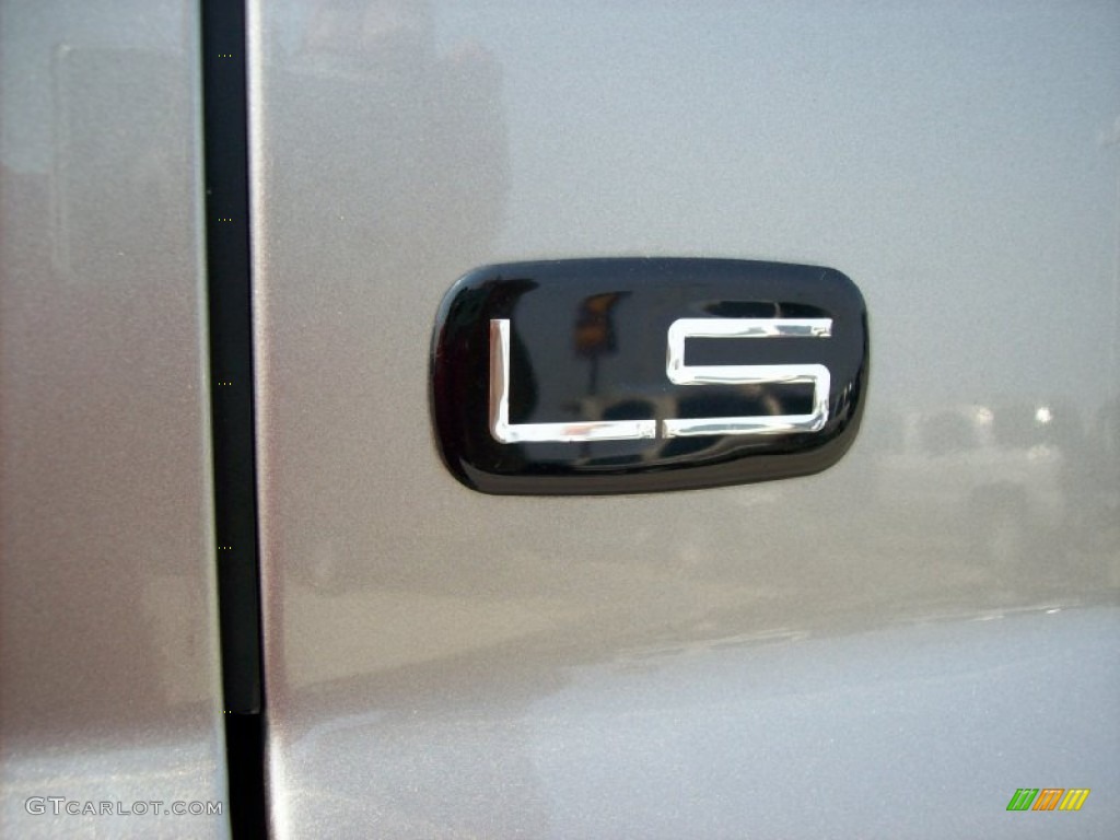2002 Chevrolet Silverado 1500 LS Regular Cab 4x4 Marks and Logos Photos