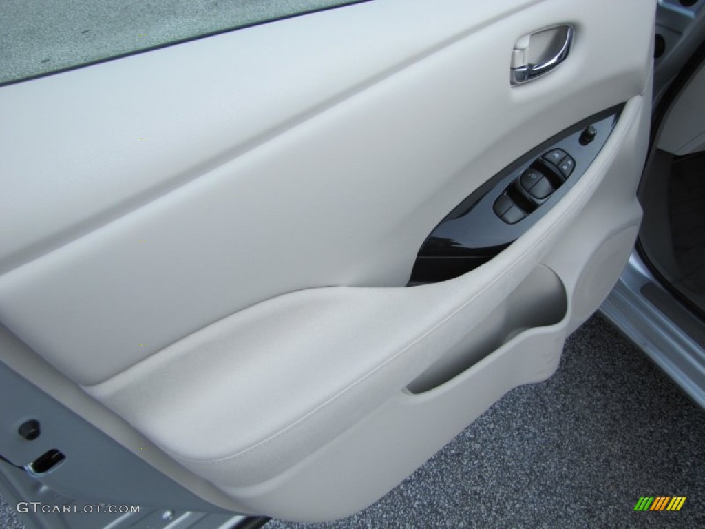 2011 Nissan LEAF SL Light Gray Door Panel Photo #53804572