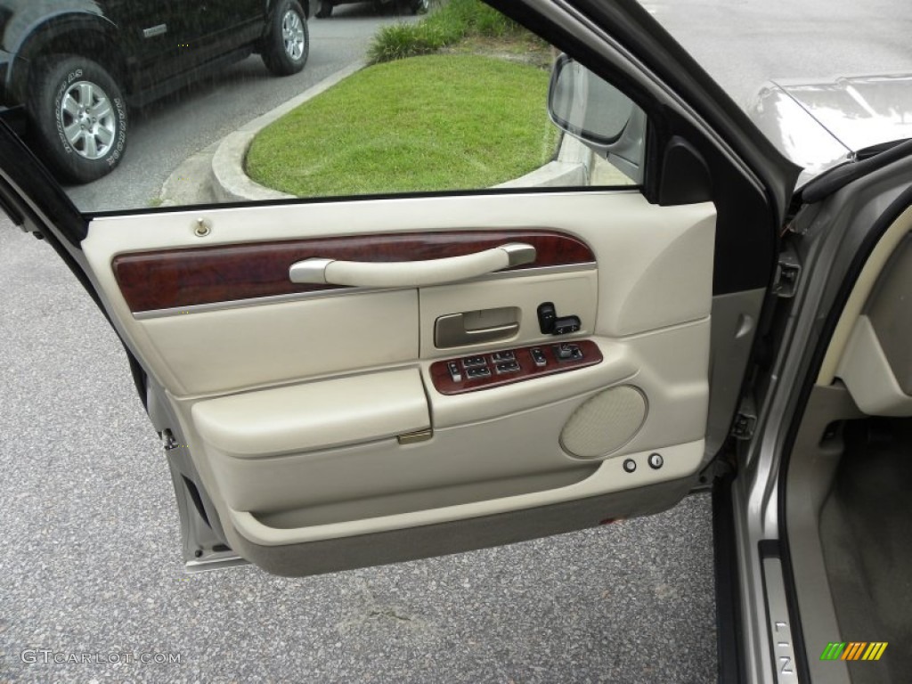 2003 Lincoln Town Car Executive Medium Dark Parchment/Light Parchment Door Panel Photo #53830105