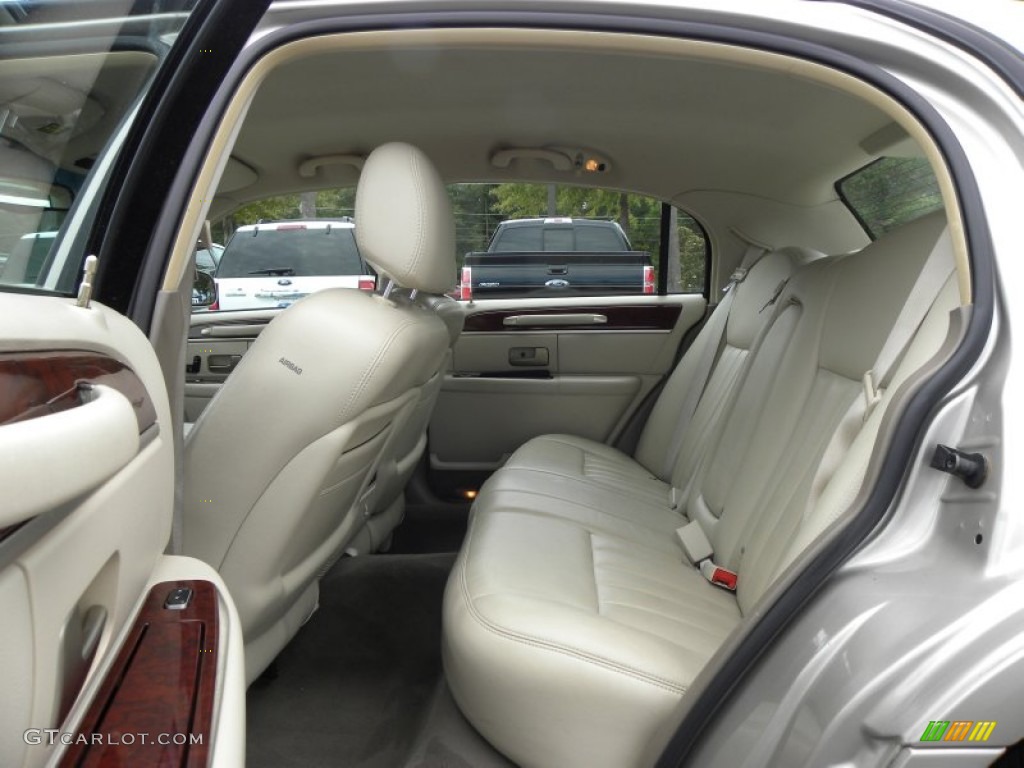 Medium Dark Parchment/Light Parchment Interior 2003 Lincoln Town Car Executive Photo #53830111