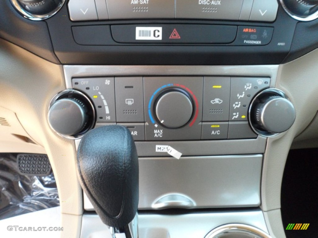 2012 Toyota Highlander Standard Highlander Model Controls Photo #53836150
