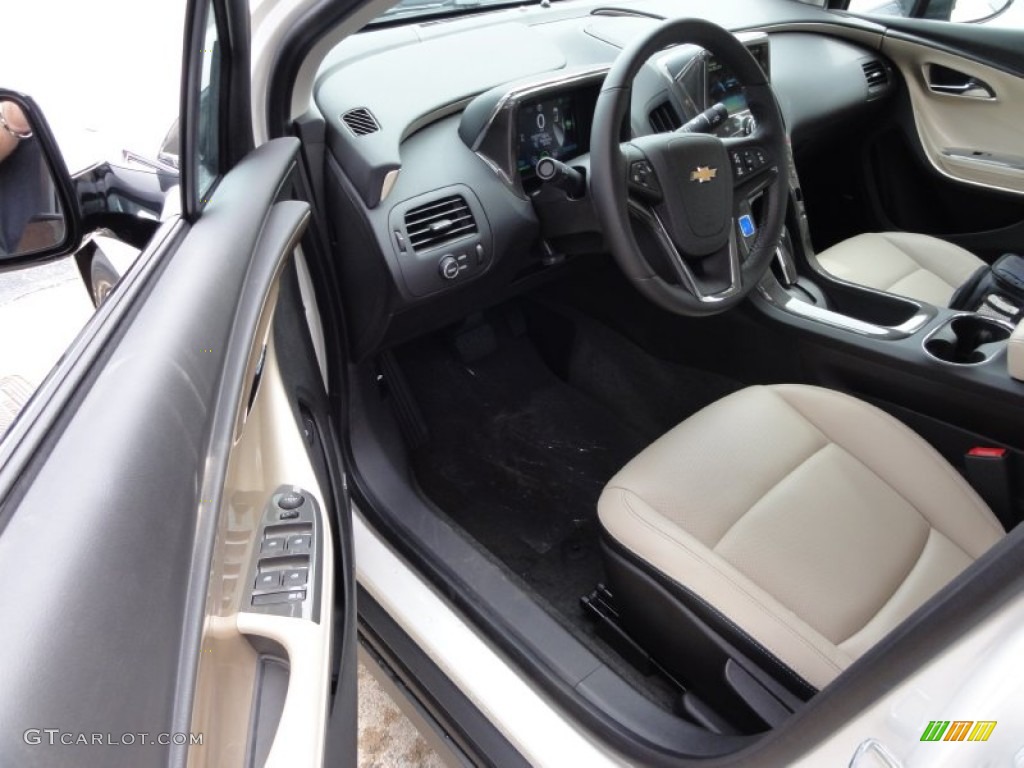 Light Neutral/Dark Accents Interior 2012 Chevrolet Volt Hatchback Photo #53838817