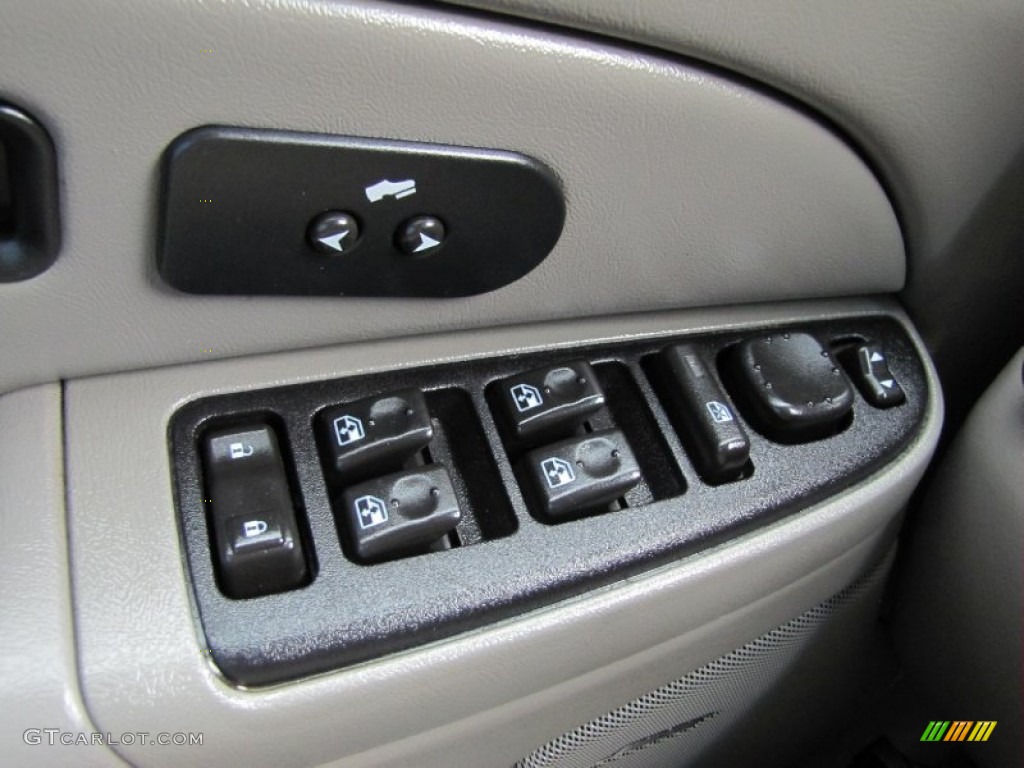 2006 Chevrolet Suburban LS 1500 4x4 Controls Photo #53840574