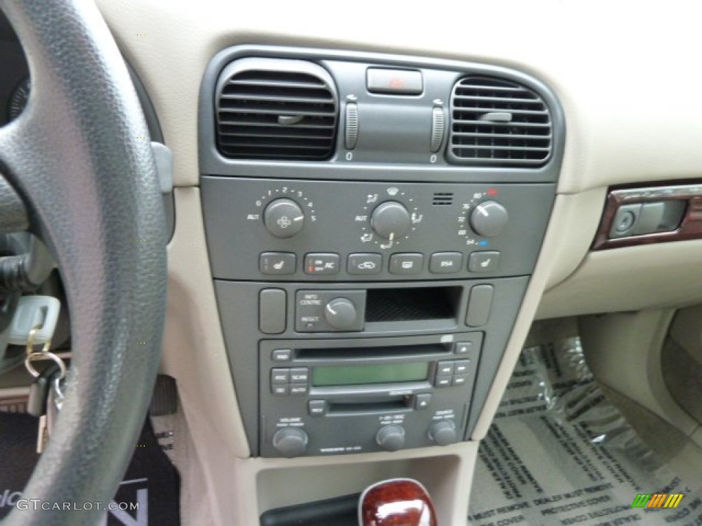 2002 Volvo S40 1.9T Controls Photos