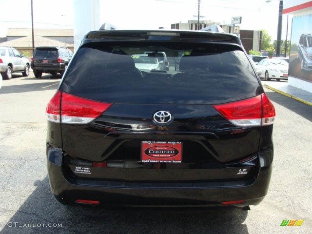 2011 Sienna LE AWD - Black / Light Gray photo #5