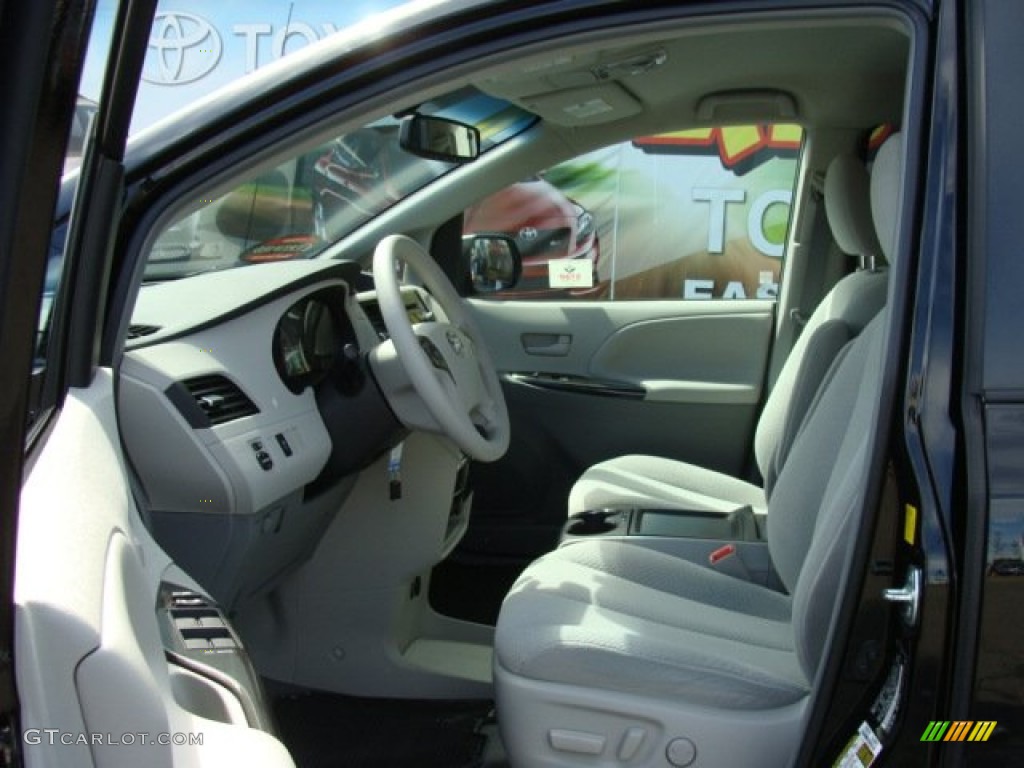 2011 Sienna LE AWD - Black / Light Gray photo #7