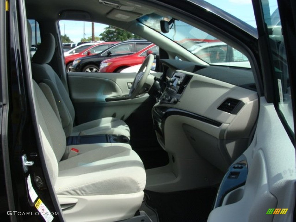 2011 Sienna LE AWD - Black / Light Gray photo #8