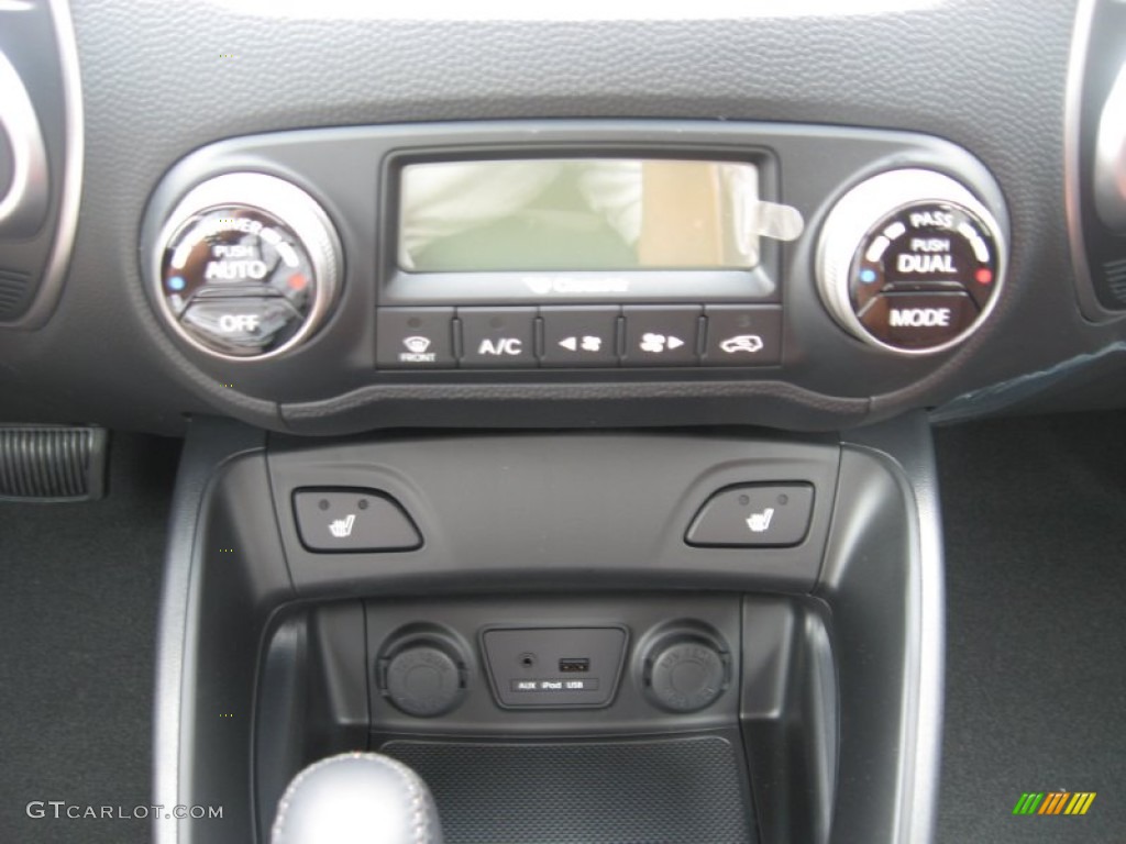 2012 Hyundai Tucson Limited Controls Photo #53855337