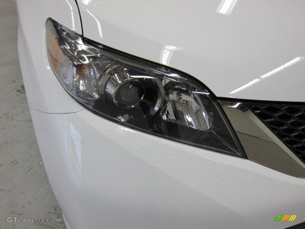 2011 Sienna SE - Super White / Dark Charcoal photo #14