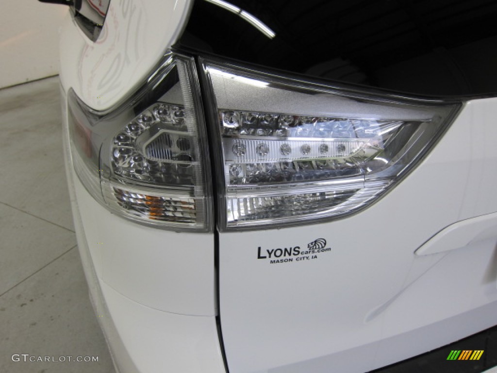 2011 Sienna SE - Super White / Dark Charcoal photo #16