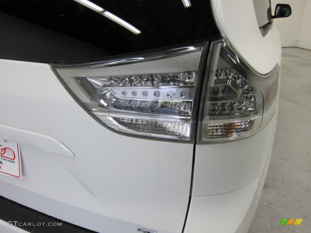 2011 Sienna SE - Super White / Dark Charcoal photo #17