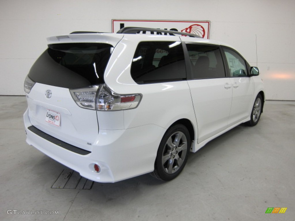 2011 Sienna SE - Super White / Dark Charcoal photo #19